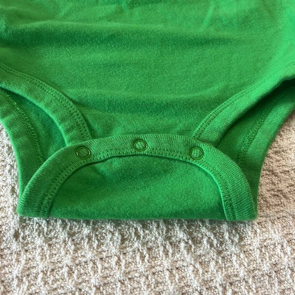 St Patrick's Day Onesie (9-12 mo.) girls, bright green white, glitter shamrock - Picture 7 of 10